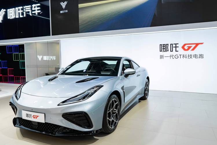 重庆348哪吒汽车在智能汽车领域的表现，领途汽车在新能源汽车市场中的影响力